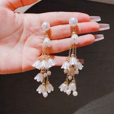 Picture of Korean Retro Fashion Earring White Shaped Ear Stud & Earrings for Women - White