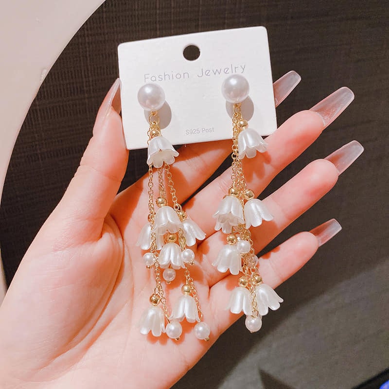Picture of Korean Retro Fashion Earring White Shaped Ear Stud & Earrings for Women - White