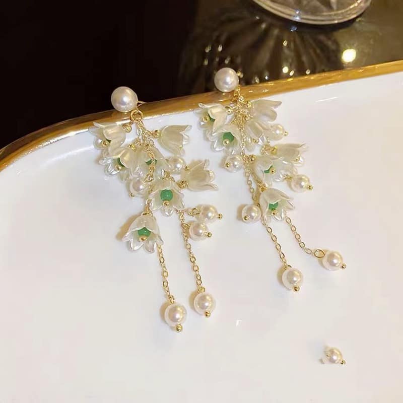 Picture of Korean Retro Fashion Earring White Shaped Ear Stud & Earrings for Women - White