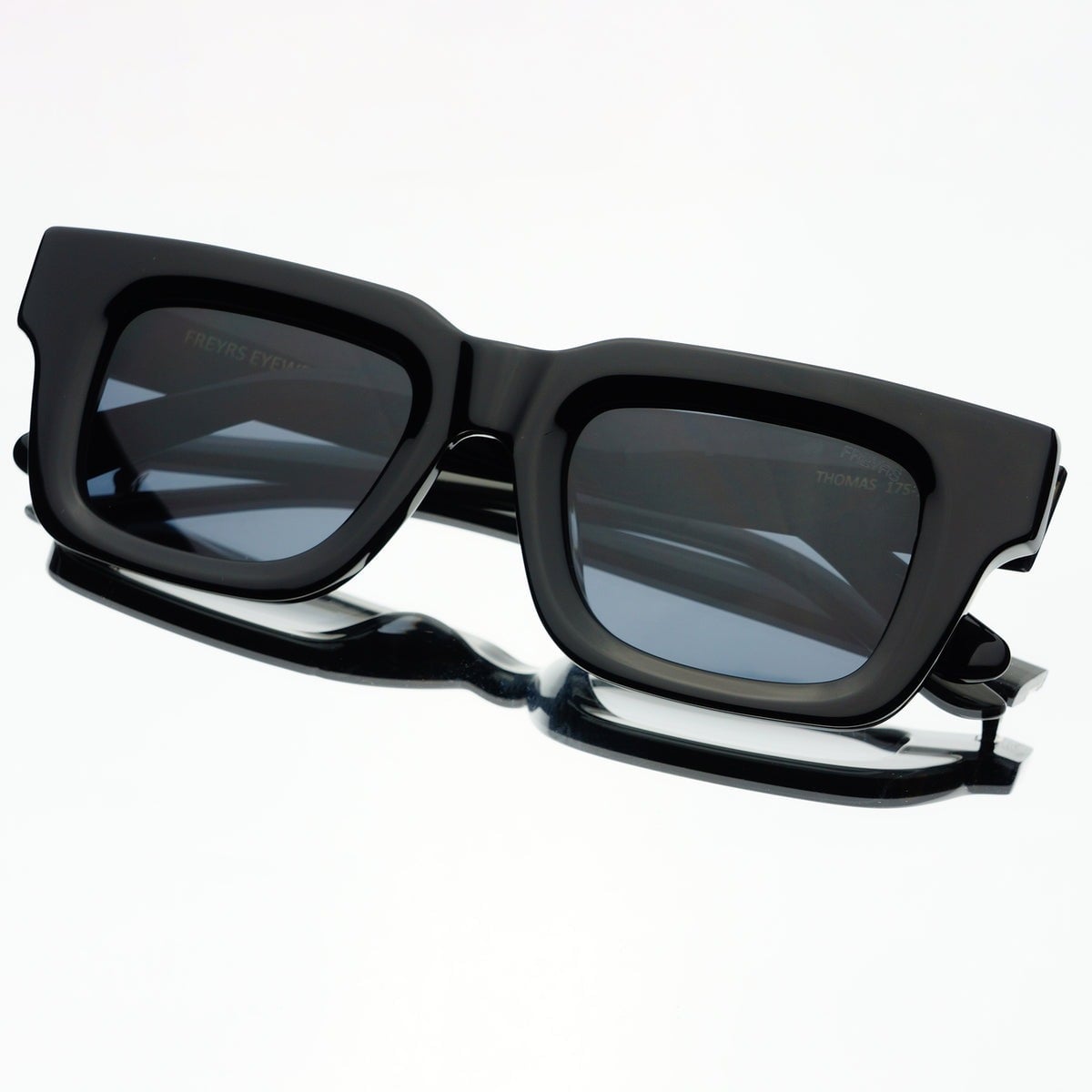 Picture of Retro Square men,s Sunglass for travel - Black