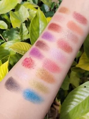 Picture of Gelanzi 35 Color Eyeshadow Palette Matte Eyeshadow Glittery Eyeshadow Shimmer Eyeshadow Colorful Eyeshadow