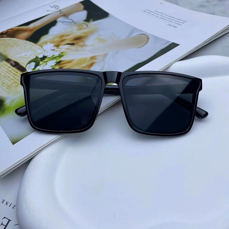 Picture of Trendy Look Very Stylish Black Sunglass for Men - White