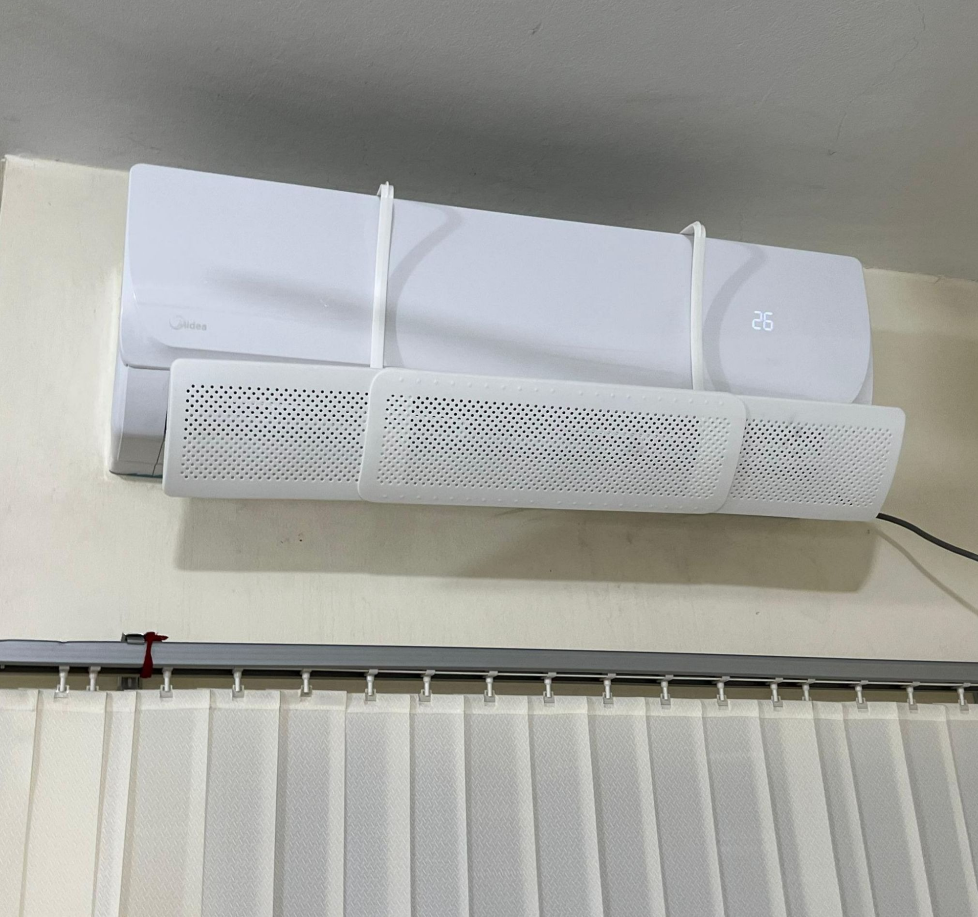 Picture of Adjustable Air Conditioner Wind Deflector