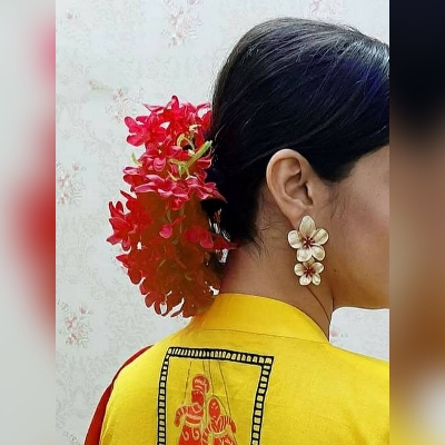 Picture of Gajra for Women's valentines day Special - Red