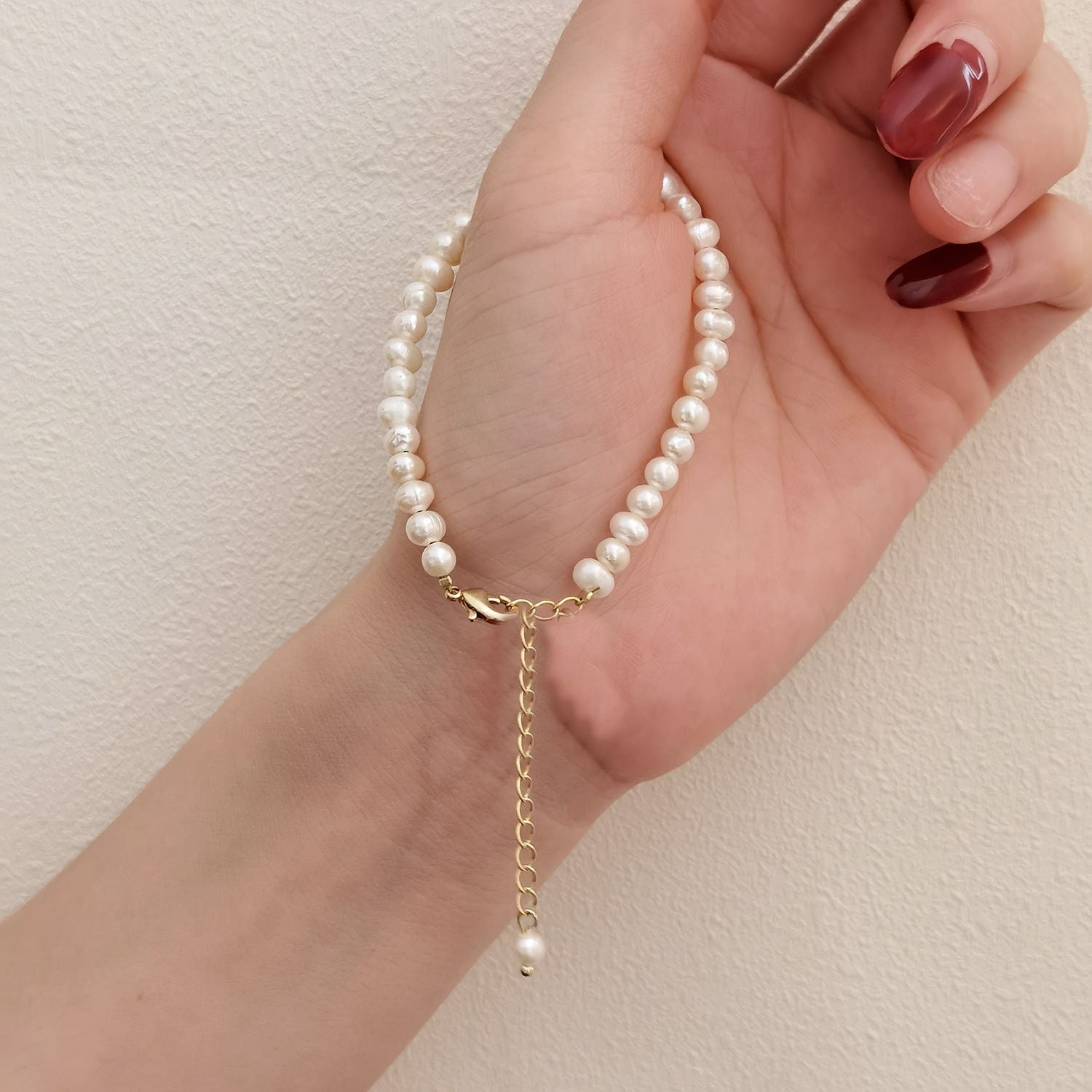 Picture of Elegant stylish White Pearl Bracelet For Woman
