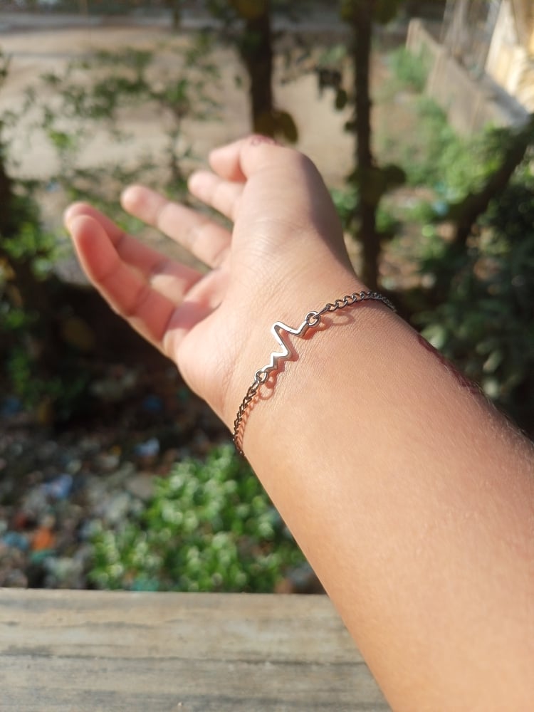 Picture of New Heart Shape Designed Bracelet for Women Trendy and Fashionable Bracelet