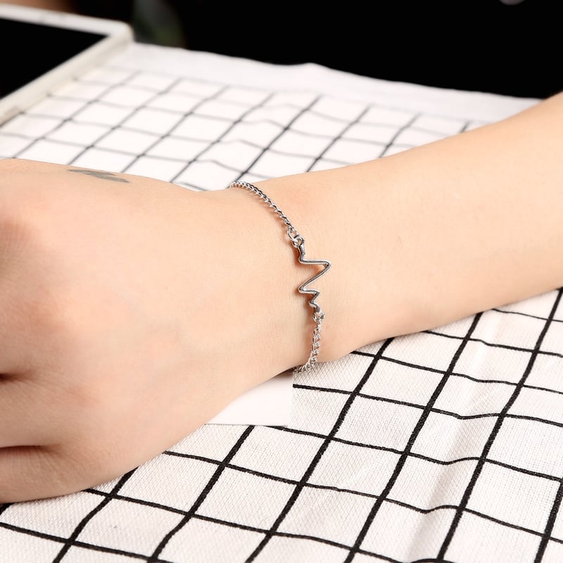 Picture of New Heart Shape Designed Bracelet for Women Trendy and Fashionable Bracelet