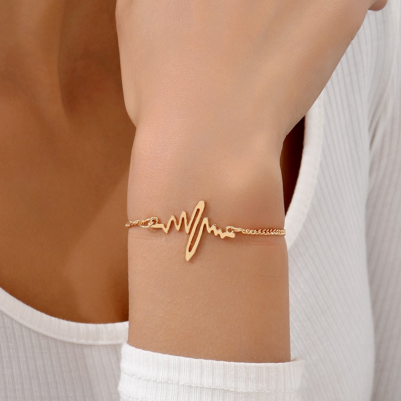 Picture of Women's Simple Heart Bracelet Fashion Jewelry Accessory