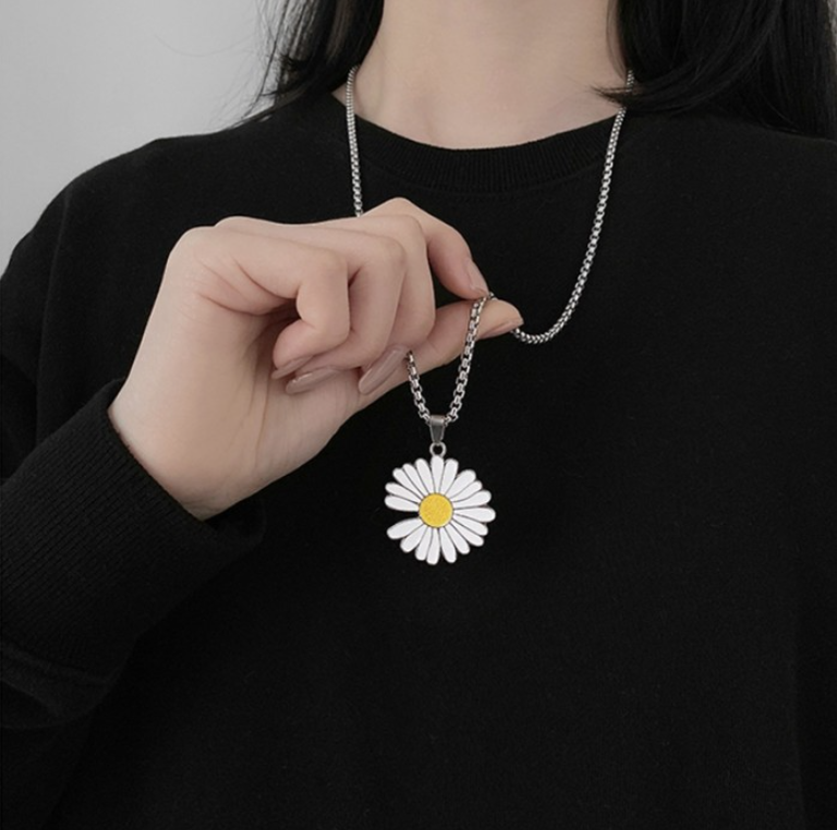 Picture of Korean New Daisy Sunflower Necklace Ins Girl Accessories - Silver