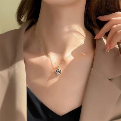 Picture of Elegant Stylish Pearl Flower Necklace For Women - Gold