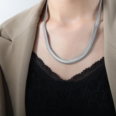 Picture of Fashionable Snake Necklace for Women Jewelry Stylish Accessory - Silver