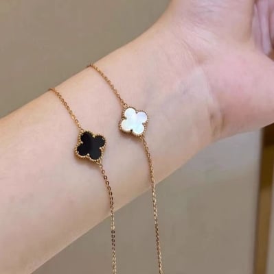 Picture of Leaf Clover Jewelry Bracelet for Women Lucky Four-leaf Design Fashion Accessory - Gold