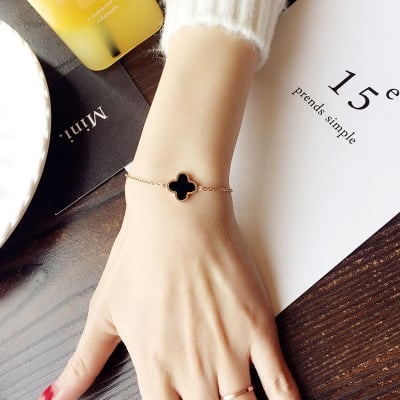 Picture of Leaf Clover Jewelry Bracelet for Women Lucky Four-leaf Design Fashion Accessory - Gold