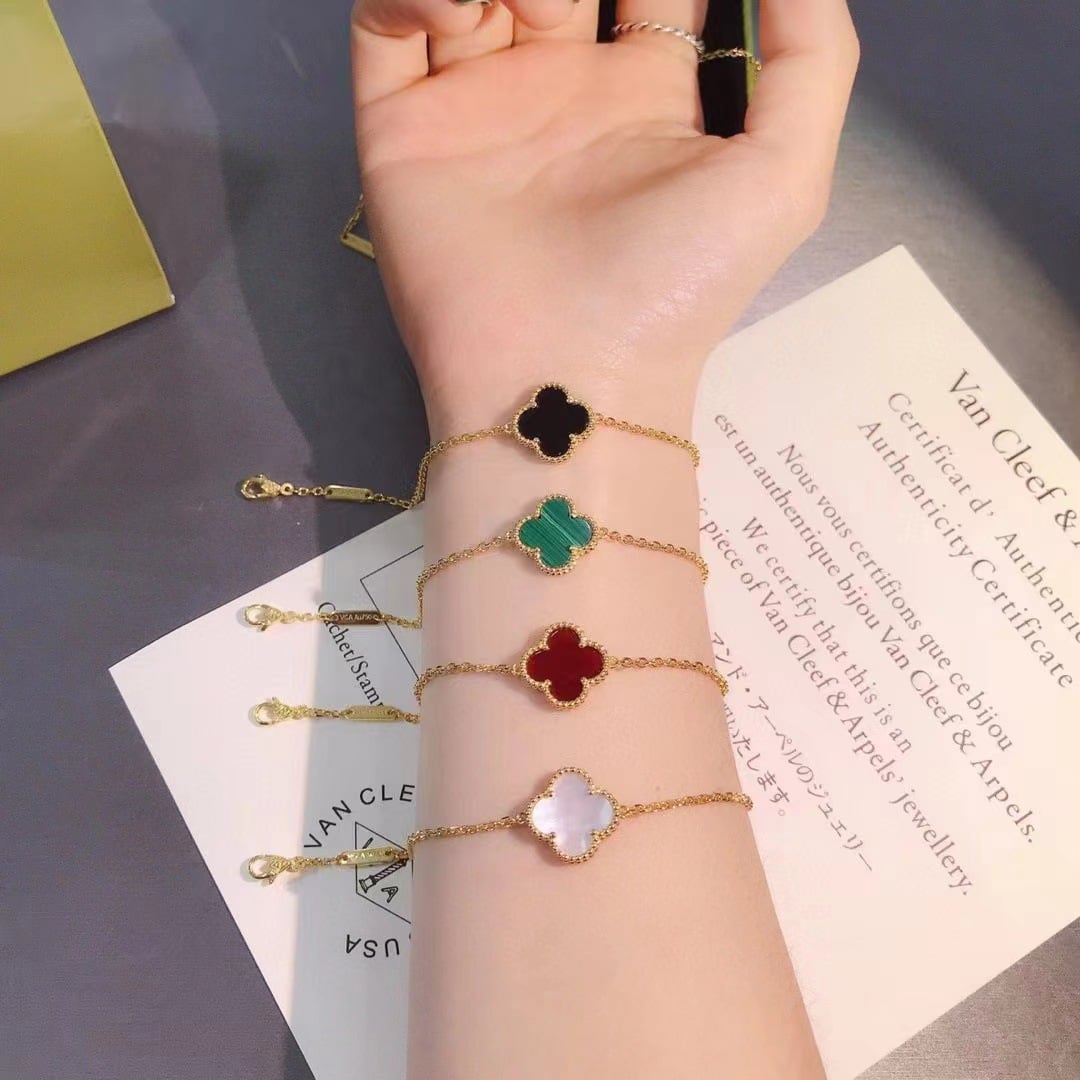 Picture of Leaf Clover Jewelry Bracelet for Women Lucky Four-leaf Design Fashion Accessory - Gold