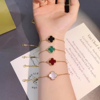 Picture of Leaf Clover Jewelry Bracelet for Women Lucky Four-leaf Design Fashion Accessory - Gold