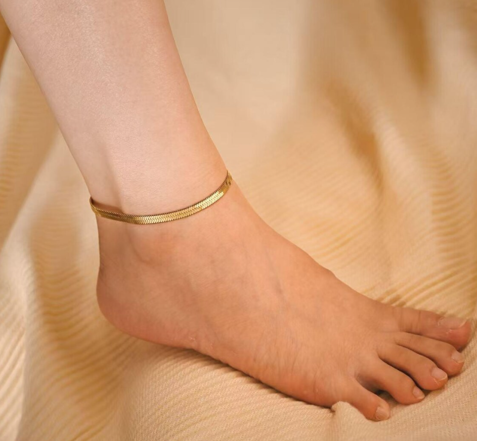 Picture of Elegant Gold Color Anklet for Women - Golden