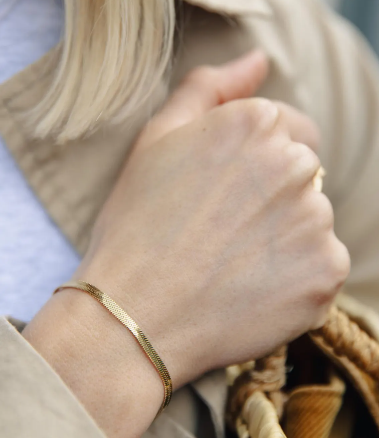 Picture of Elegant Gold Color Chain Bracelet for Women - Golden