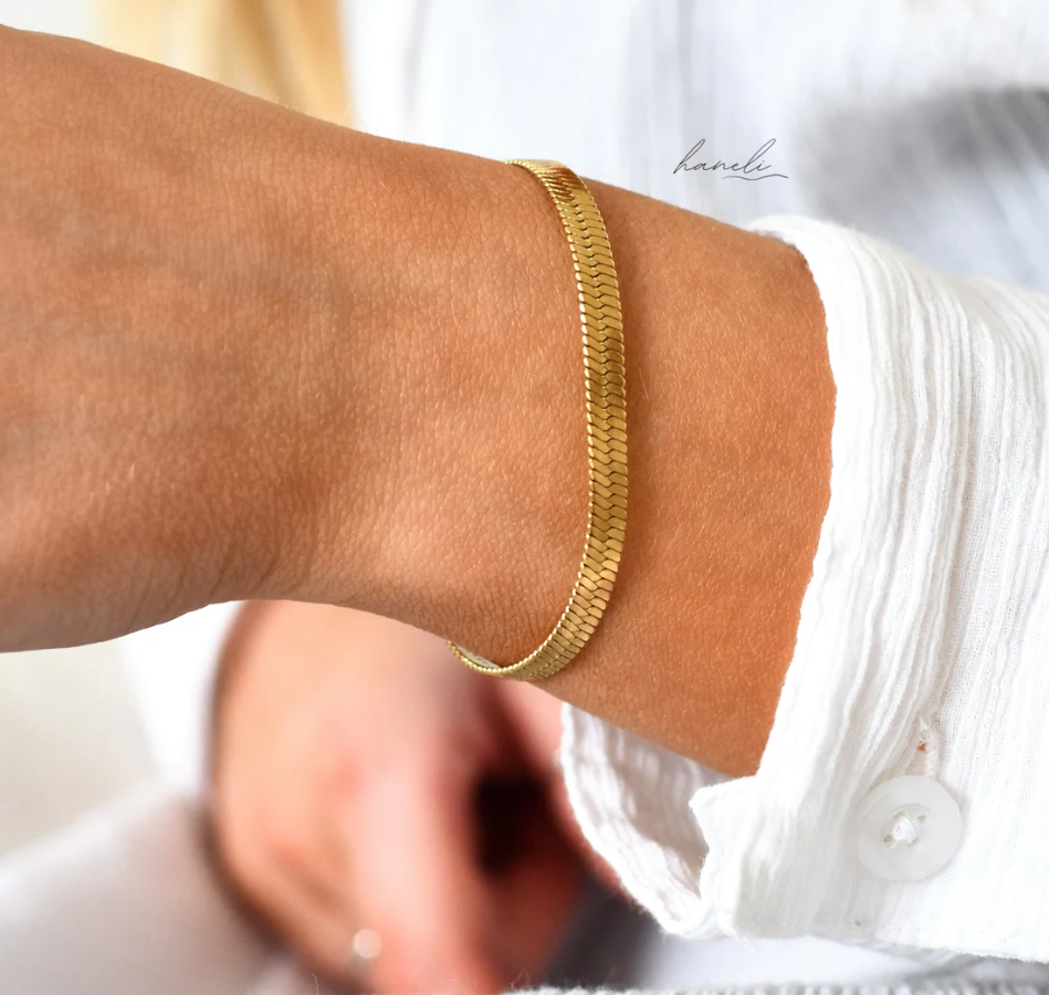 Picture of Elegant Gold Color Chain Bracelet for Women - Golden