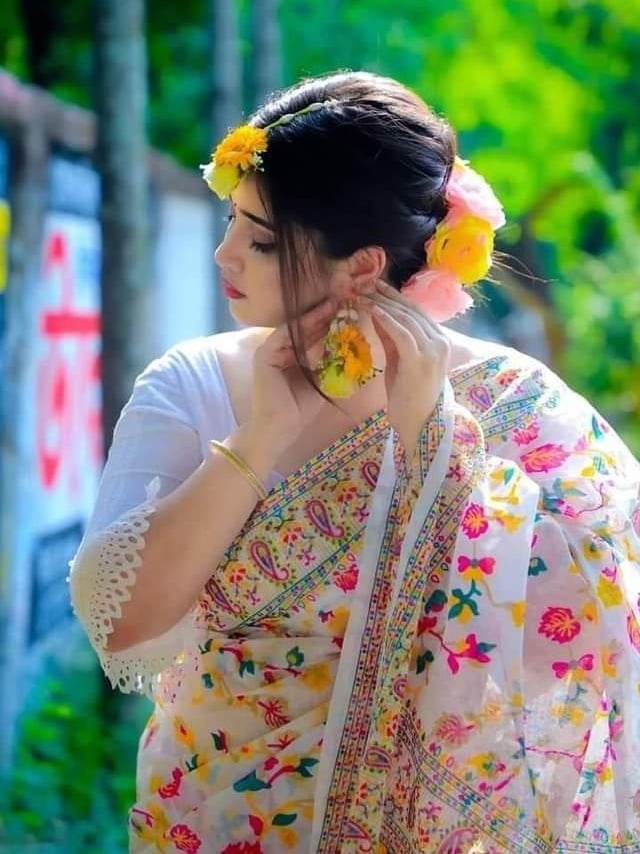 Picture of Step into the Trendy Fashionable Afsan Print Saree for Women - Stay in Vogue with Contemporary Designs Perfectly Suitable for All Seasons and Occasions - White - Int: One size