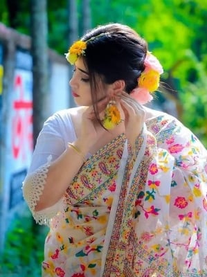 Picture of Step into the Trendy Fashionable Afsan Print Saree for Women - Stay in Vogue with Contemporary Designs Perfectly Suitable for All Seasons and Occasions - White - Int: One size
