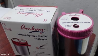 Picture of manual syringe needle destroyer