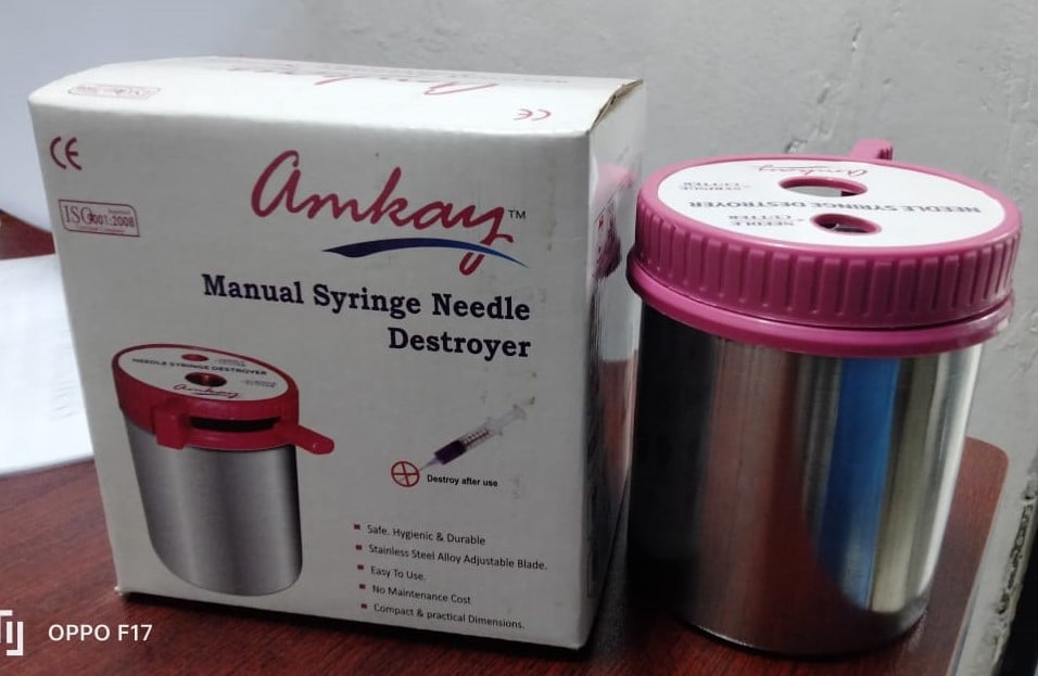 Picture of manual syringe needle destroyer