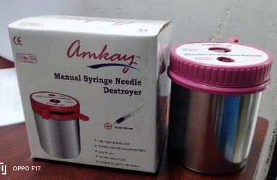 Picture of manual syringe needle destroyer