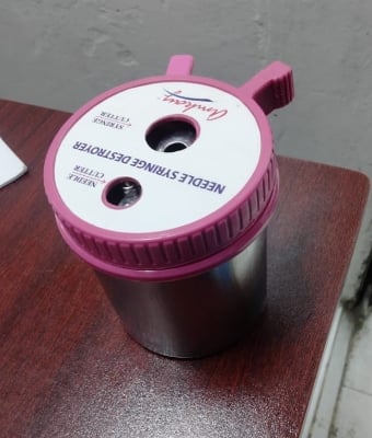 Picture of manual syringe needle destroyer