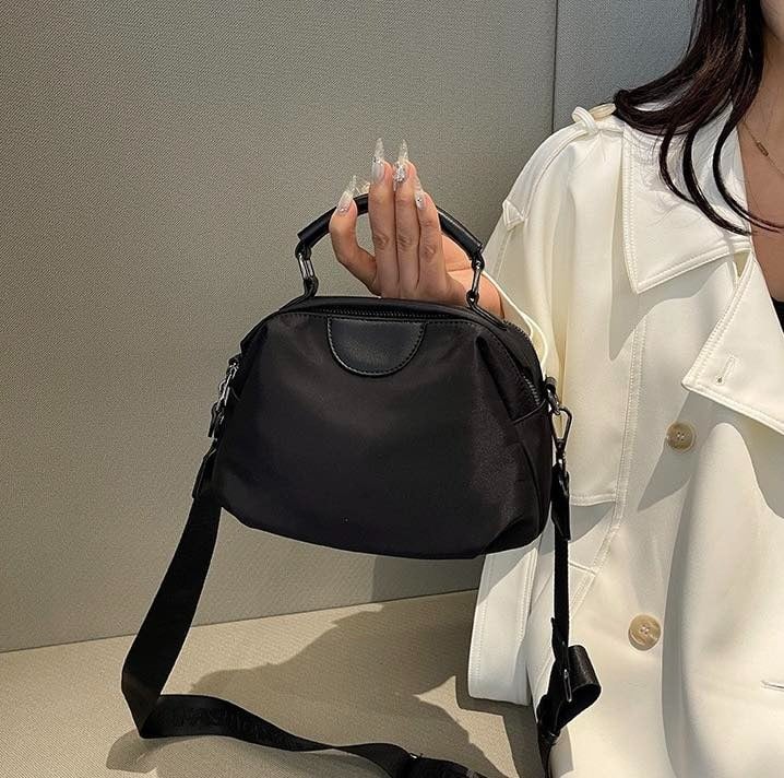 Picture of New Nylon Cloth Simple Crossbody Bag for Women 2026 Lightweight and Versatile Large Capacity Shoulder Bag Handbag