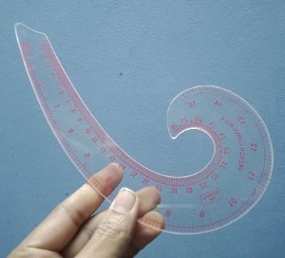 Picture of Plastic Comma Shape French Curve Ruler for Pattern Making, Sandwich Line Scale, Vary Form Curve Ruler for Sewing, Clear Muti Function Sewing Ruler for Fashion Design Red 
