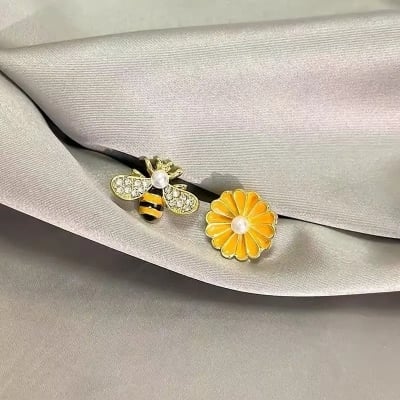 Picture of Sweet and Clear Daisy Flowers Bee Asymmetric Earrings