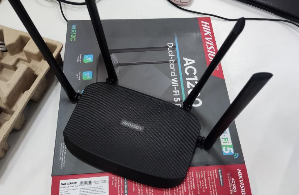 Picture of Hikvision DS-3WR12C AC1200 Mbps Ethernet Dual-Band Wi-Fi 5 Router
