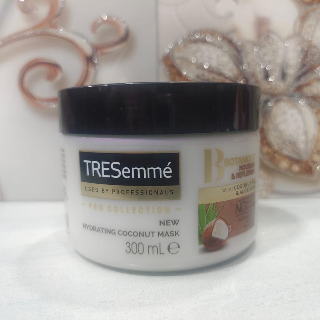 Picture of TRESemmé Botanique Nourishing Hair With Coconut Oil & Alovera  - 300ml