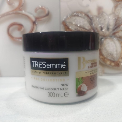 Picture of TRESemmé Botanique Nourishing Hair With Coconut Oil & Alovera  - 300ml