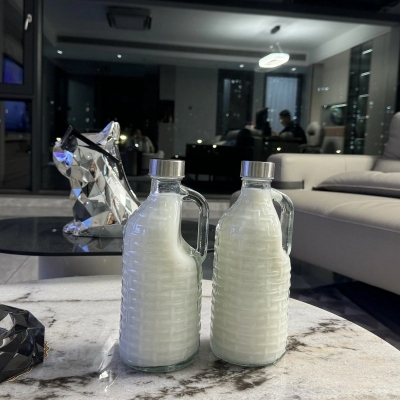 Picture of Portable 1000ml Textured Glass Water Bottle with Handle, Spill-Proof Stainless Steel Lid – Ideal for Gym, Travel, and Everyday Hydration Needs.-Multicolor