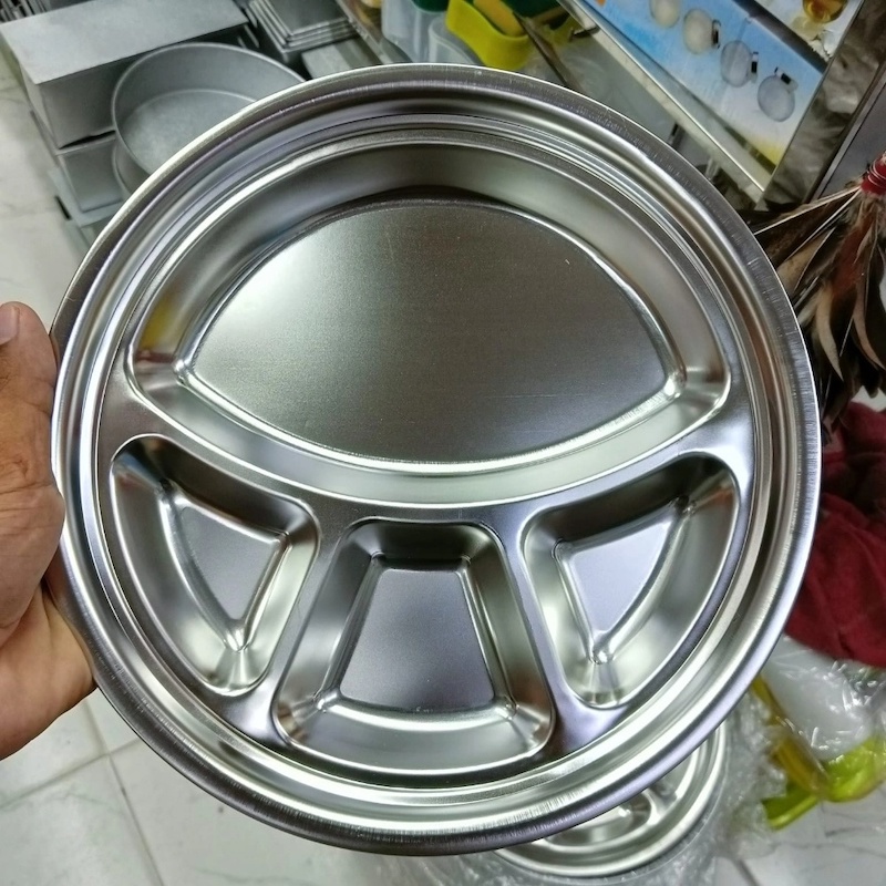 Picture of 1 pcs 4 compartment round food tray for School Canteen or home Stainless steel non magnet Food try plate 28 cm-Silver