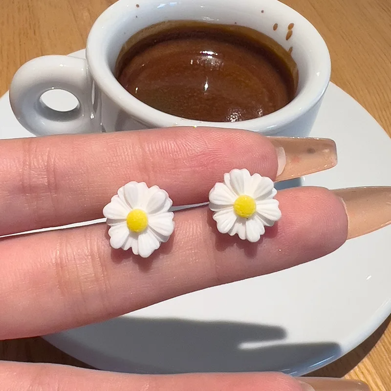 Picture of Mini Daisy Flower Stud Earrings – Korean Style Minimalist Jewelry for Women White