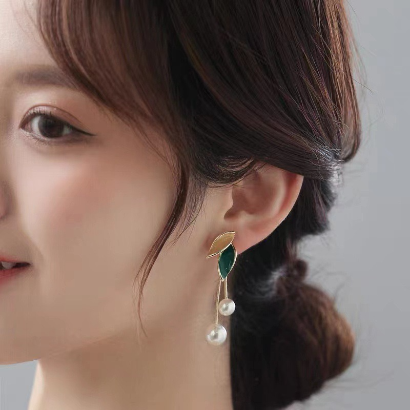 Picture of Elegant Pearl Leaf Fringe Earrings for Women – Luxury Party Jewelry, Unique Lightweight Design, Premium Gift