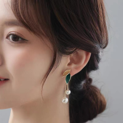 Picture of Elegant Pearl Leaf Fringe Earrings for Women – Luxury Party Jewelry, Unique Lightweight Design, Premium Gift