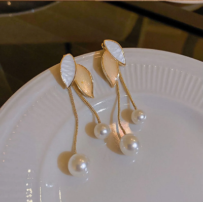 Picture of Elegant Pearl Leaf Fringe Earrings for Women – Luxury Party Jewelry, Unique Lightweight Design, Premium Gift