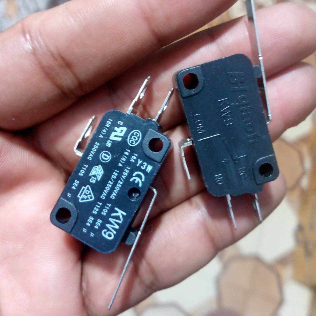 Picture of 3Pcs- Micro Limit Switch 16A 250VAC SPDT 3 Pin 27mm Long Straight Hinge Lever Switches