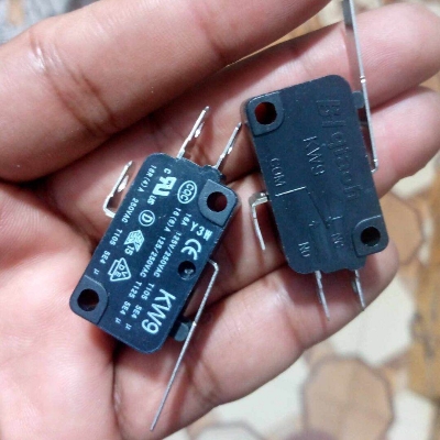 Picture of 3Pcs- Micro Limit Switch 16A 250VAC SPDT 3 Pin 27mm Long Straight Hinge Lever Switches