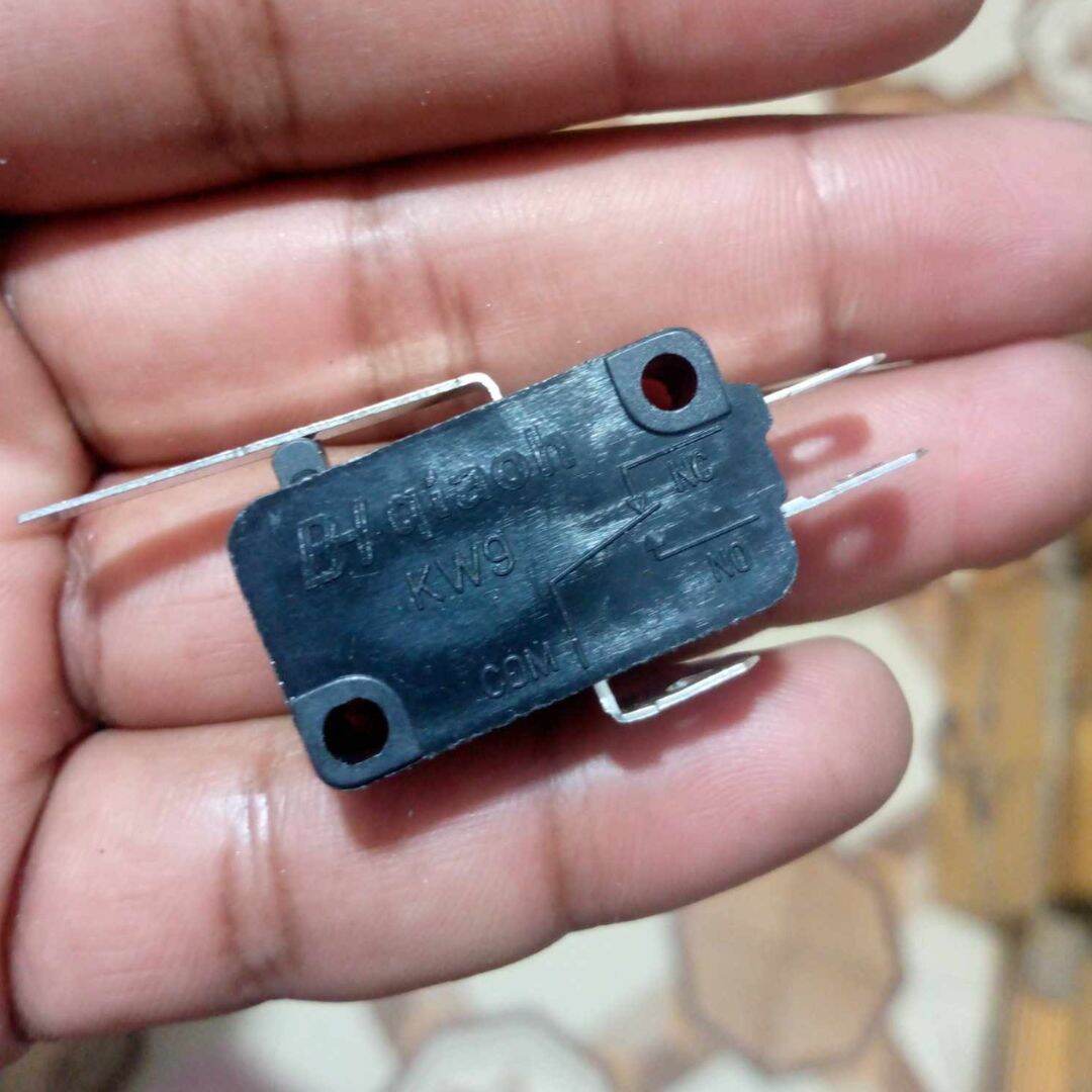 Picture of 3Pcs- Micro Limit Switch 16A 250VAC SPDT 3 Pin 27mm Long Straight Hinge Lever Switches