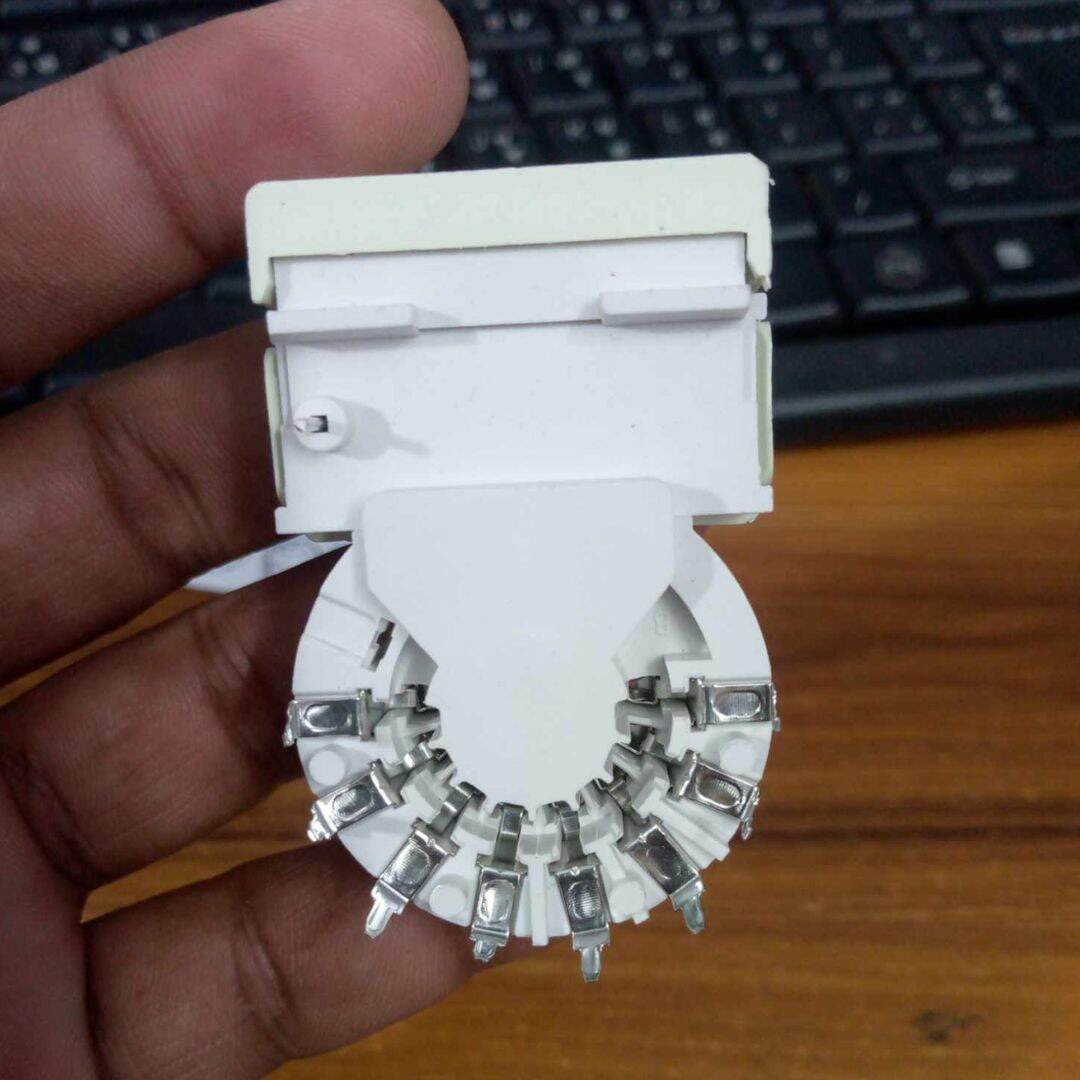 Picture of 2Pcs - GZS10-2-402 Monitors Color TV PCB Mount 8 Pins Twin Focus CRT Socket