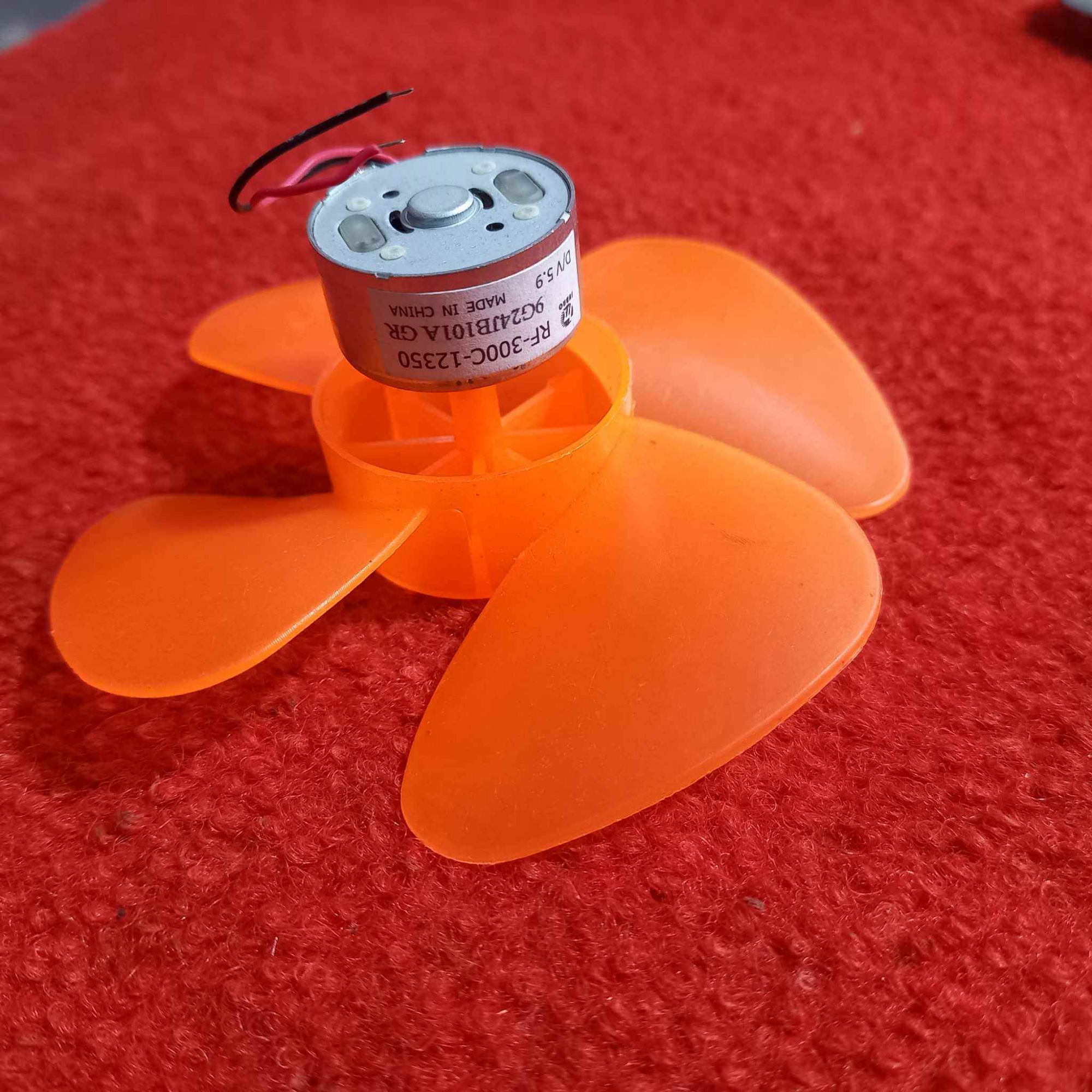 Picture of 4 Blade Fan With 310 Small Micro Motor 310 DC 3.7V 4V 1000RPM For Toy DC mini Handle Portable   Fan