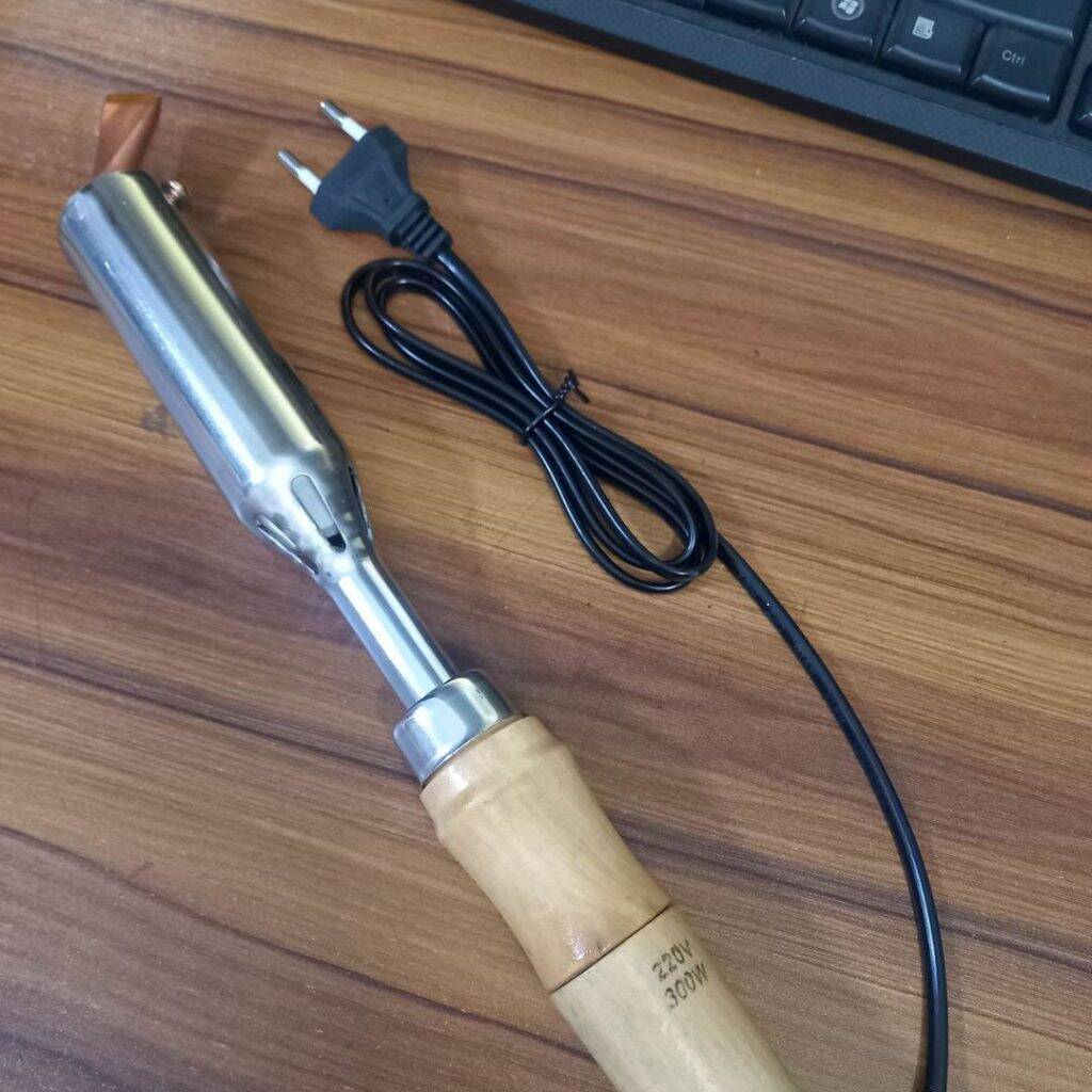 Picture of 300W TLW-300 Industrial Soldering Iron 300W 220V Soldering Iron Tatal Iron Heavy Heating 300W Soldering Iron 17mm Tip Nozzle 300W Tatal Tools Electric Rework Station Wooden Handle