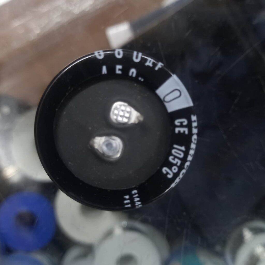 Picture of 680uF 450V Capacitor RADIAL Electrolytic Capacitor 680uF Capacitor 450V 680uF Radial Polarized Aluminum 2 Pin Leads Electrolytic Capacitors For Welding Machine