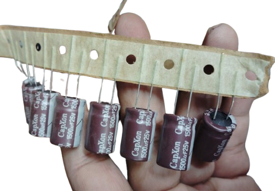 Picture of 3Pcs-Radial Lead Electrolytic Capacitor 1500uF 25V General Purpose