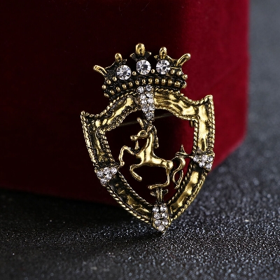 Picture of Vintage Rhinestone Fashionable Horse Crown Brooch for Men Suit Accessories (Antique Gold)