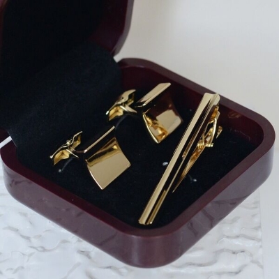 Picture of Luxury Square Cufflinks & Tie Clip Set For Men Fashion French Cuff Shirt Accessories (1Set) (Curved Solid Gold)